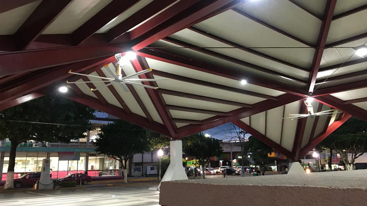 Espacio para eventos con ventilación industrial