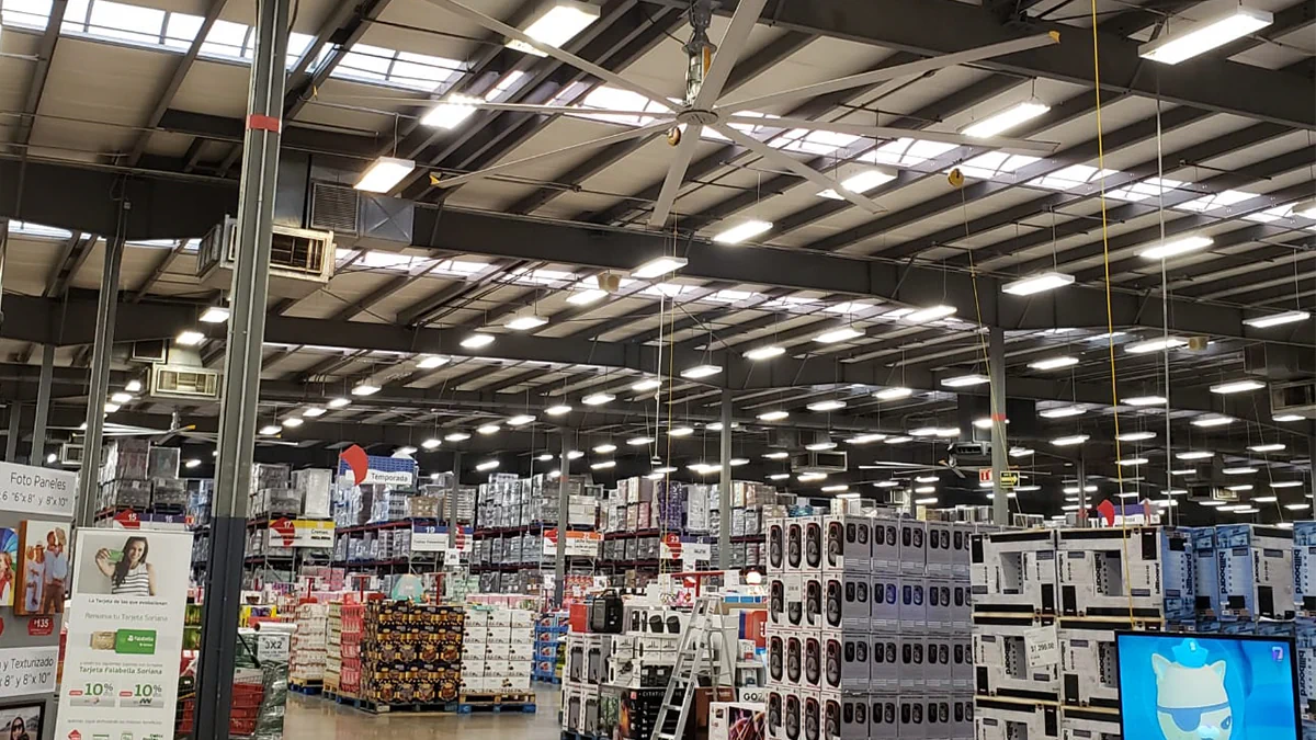 Ventilación HVLS en el interior de una tienda comercial