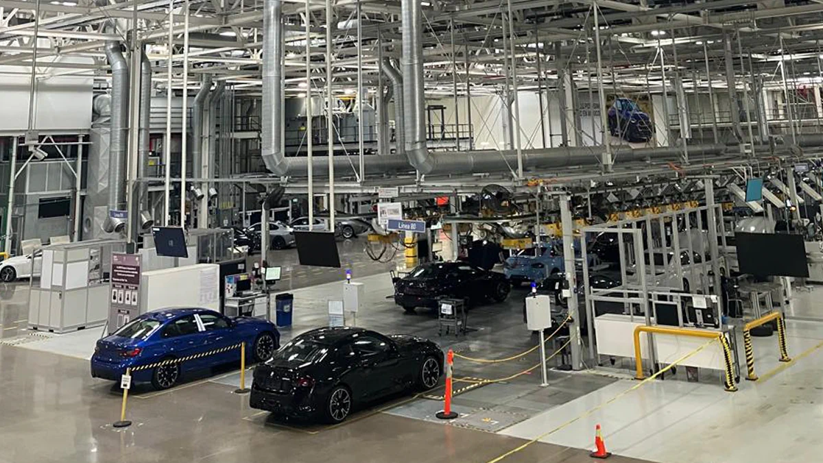 Ventilador HVLS instalado en una planta automotriz