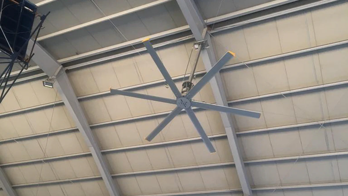 Ventilador HVLS instalado en un centro de distribuciónn